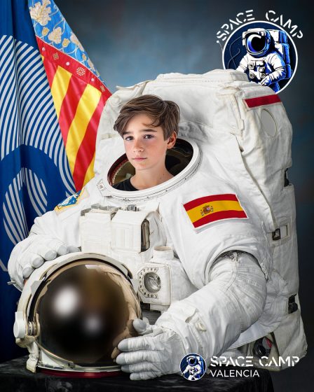 Astronauta posando con traje espacial